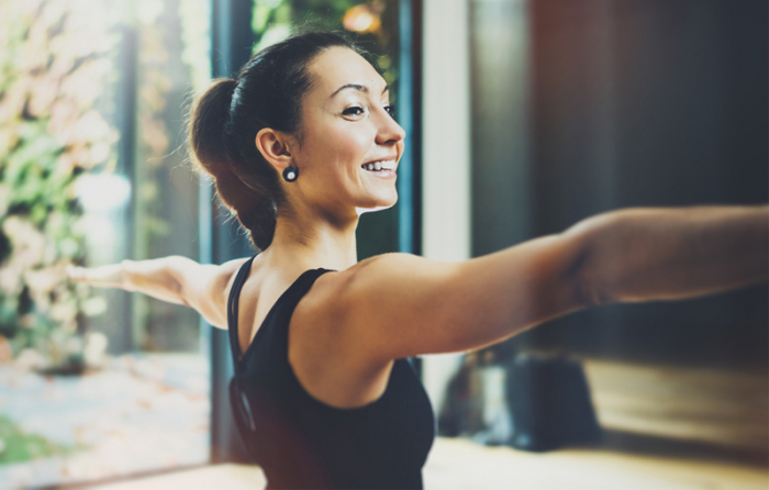 女性がヨガをしている