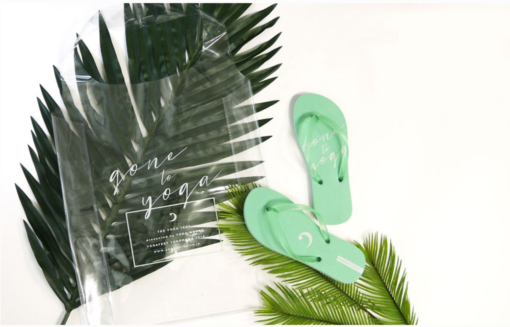 ヨガワークスTO-GO BEACH YOGAキャンペーンのプレゼントのビーチサンダルとオリジナルバッグの写真