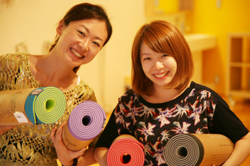 ヨガマットを持つスタッフ