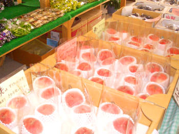 たくさん並んだ桃