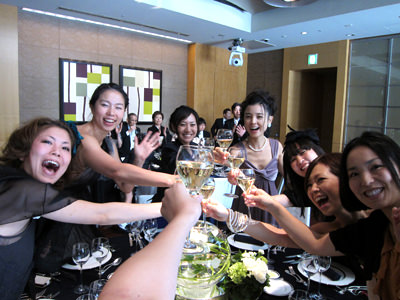 乾杯するオハナスマイルの女子チーム