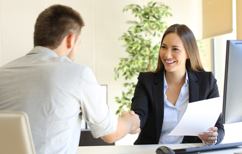 商談中のスーツ姿の笑顔の女性