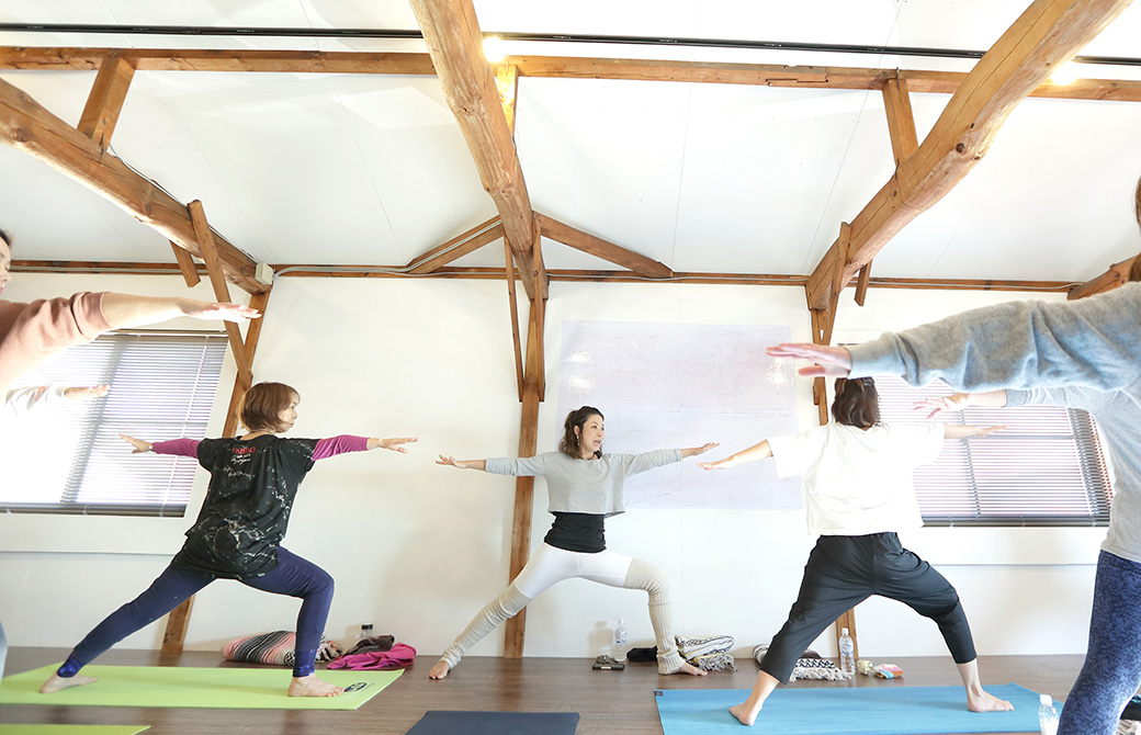 ヨガインストラクター田村佳世さんのクラス風景