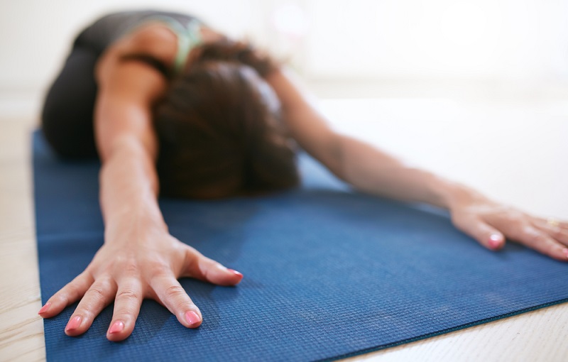 チャイルドポーズをする女性