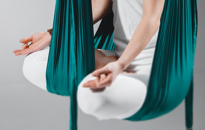 ティシューの上で瞑想する女性