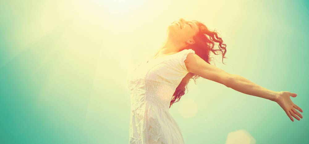 両手を大きく広げる女性