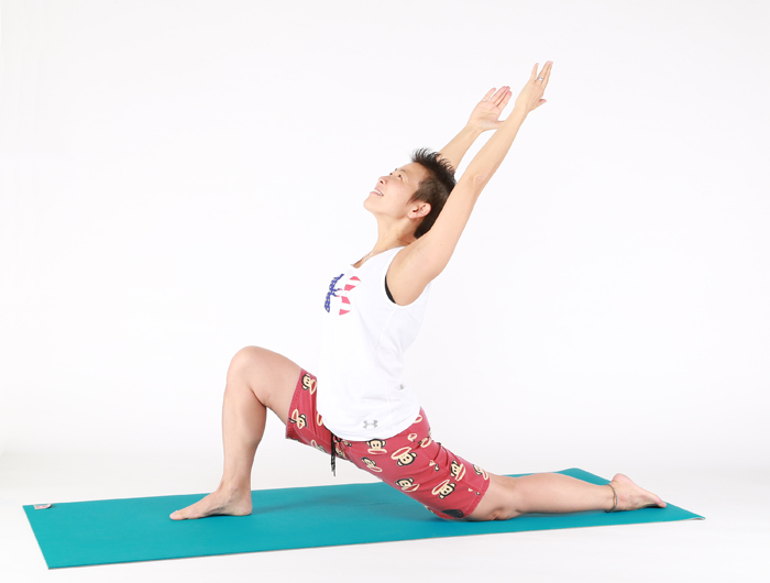 ヨガポーズをする高尾美穂先生