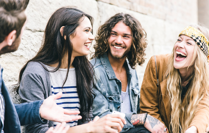 男女4人が楽しそうに談笑している