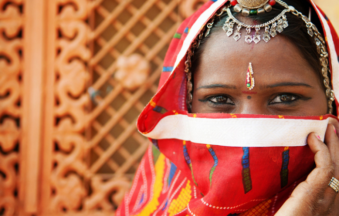 インドの少女が花嫁衣装を着ている