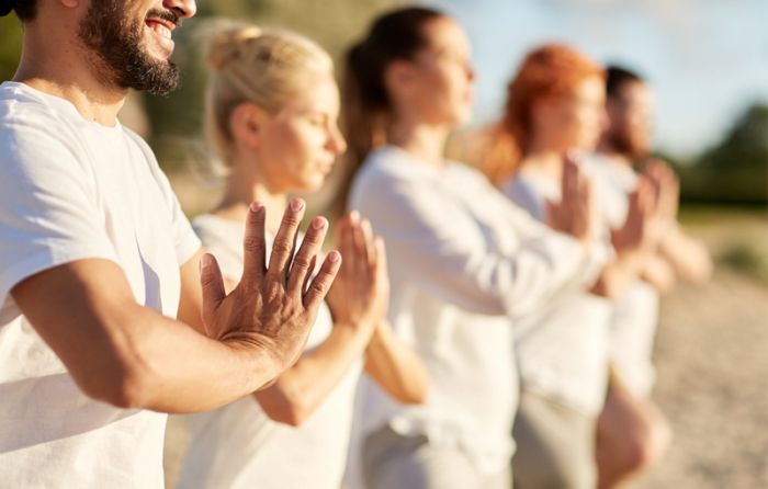 様々な国の人が合掌している