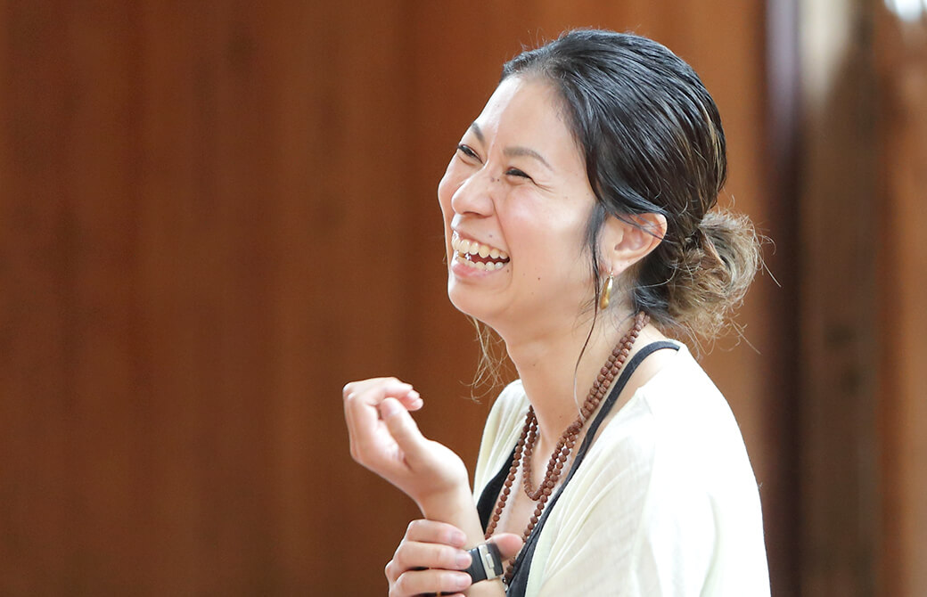 ヨガインストラクター田村佳世さんの笑顔の写真