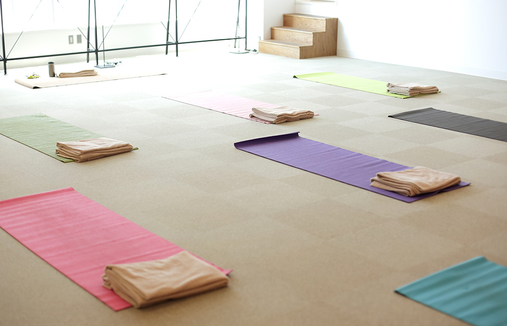 ヨガマットが畳の上にひかれた写真