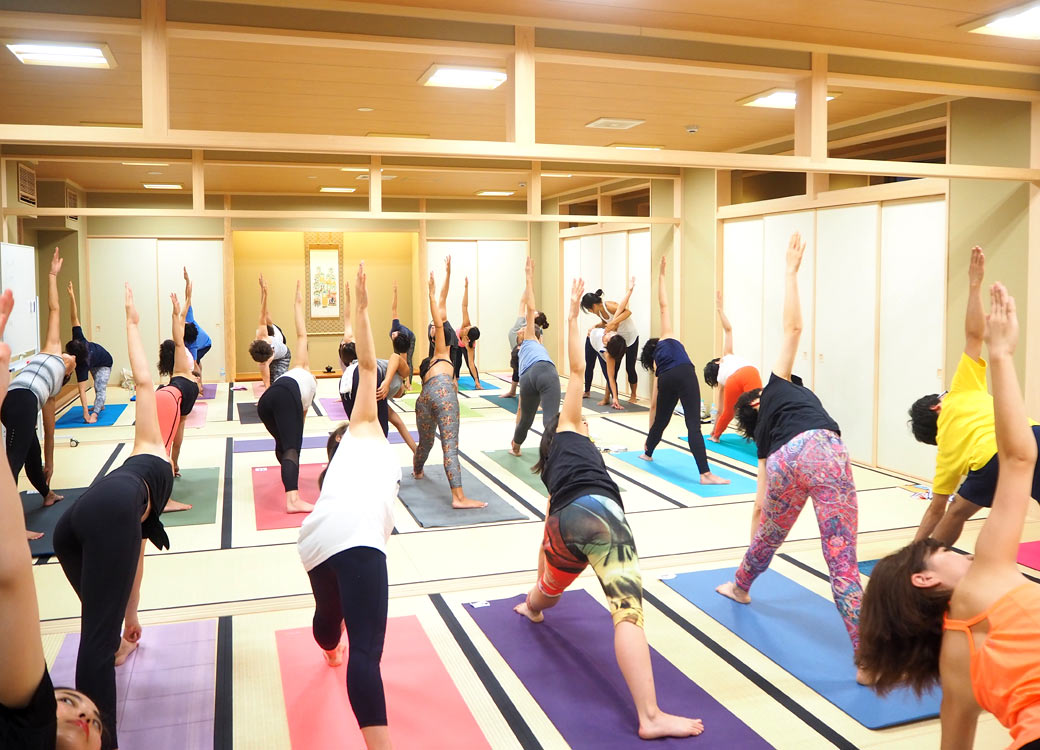 ヨーコ・フジワラのアシュタンガヨガ体験クラスのクラス風景