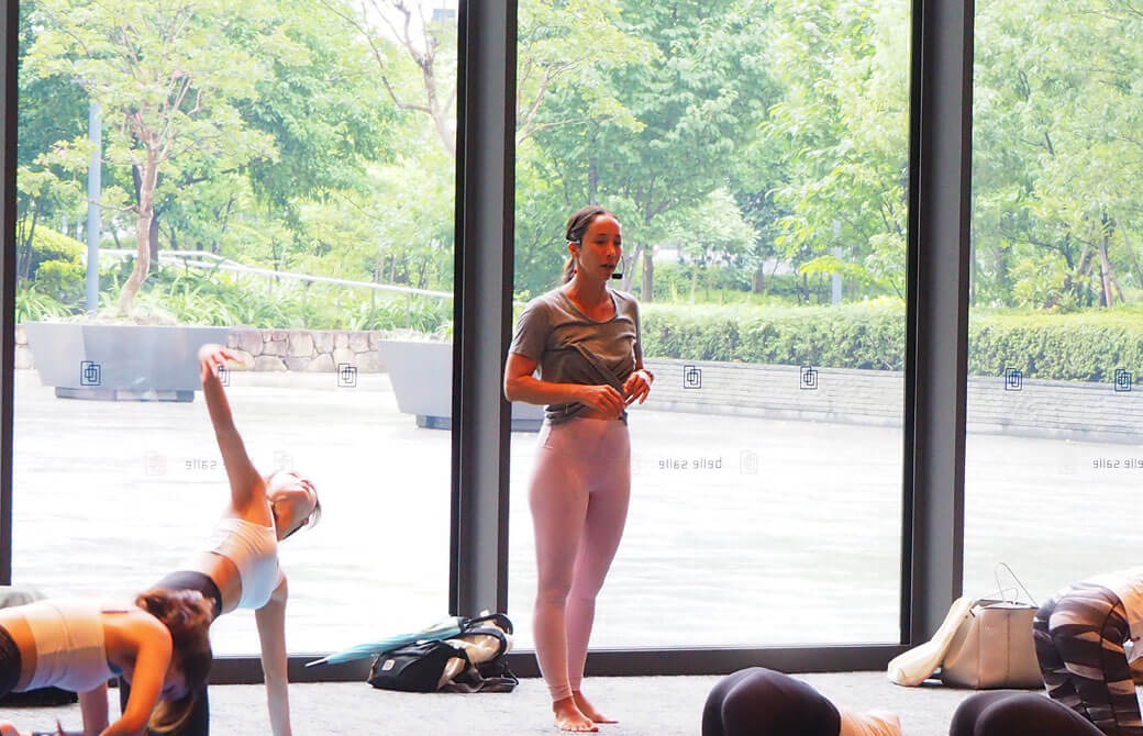 大きな窓のある会場で指導するアンジェラ・磨紀・バーノン先生