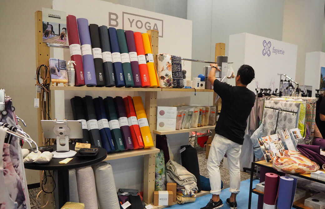 Bマットブースで商品を並べるイケメン…