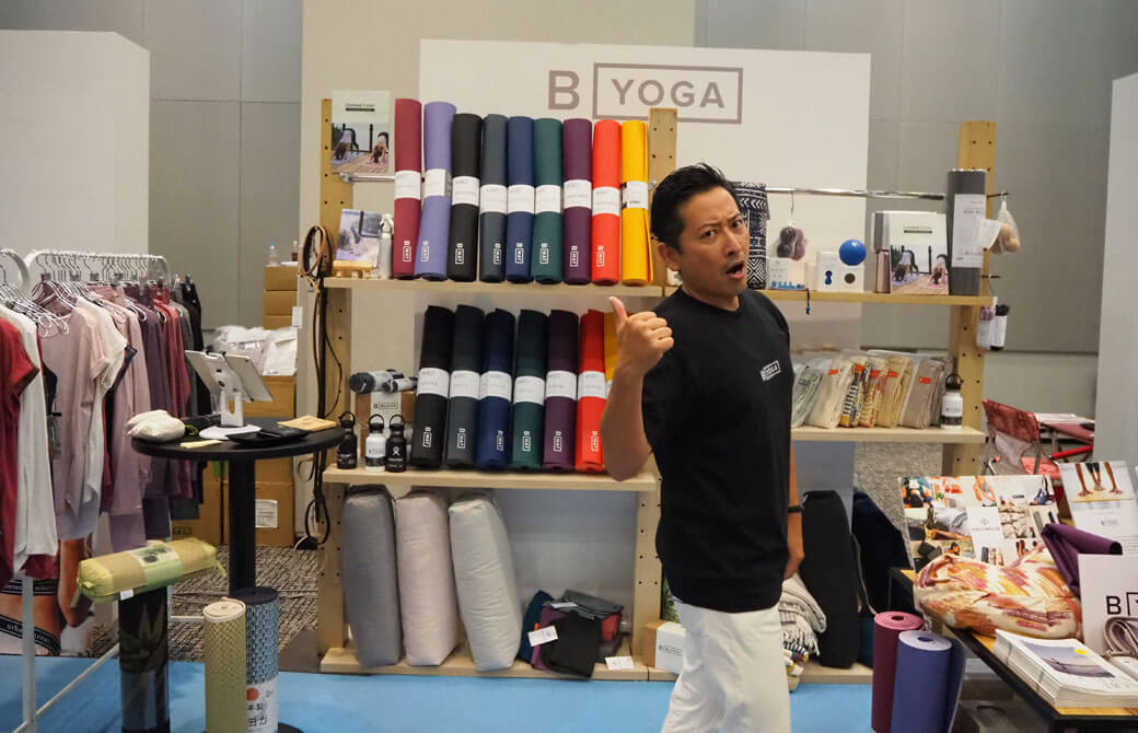 振り向きざまにポーズを決める弊社取締役RYU