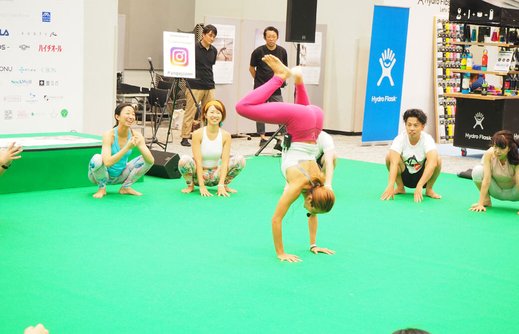 西浦りさ先生の見事なアクロヨガ！