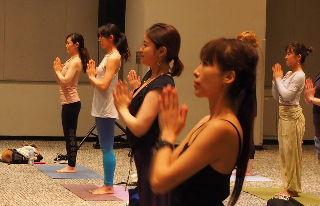 手前：インタビューに答えてくれたヨガインストラクターのTさん