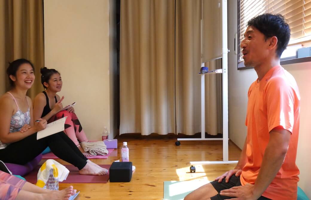 山本俊朗先生のヨガクラスの様子