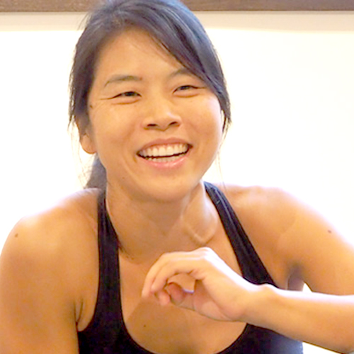 ヨーコ・フジワラ先生が笑顔でお話している様子