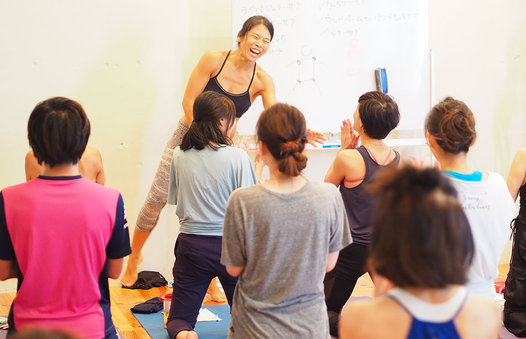 ヨーコ・フジワラの前屈・後屈マスター講座の講座風景