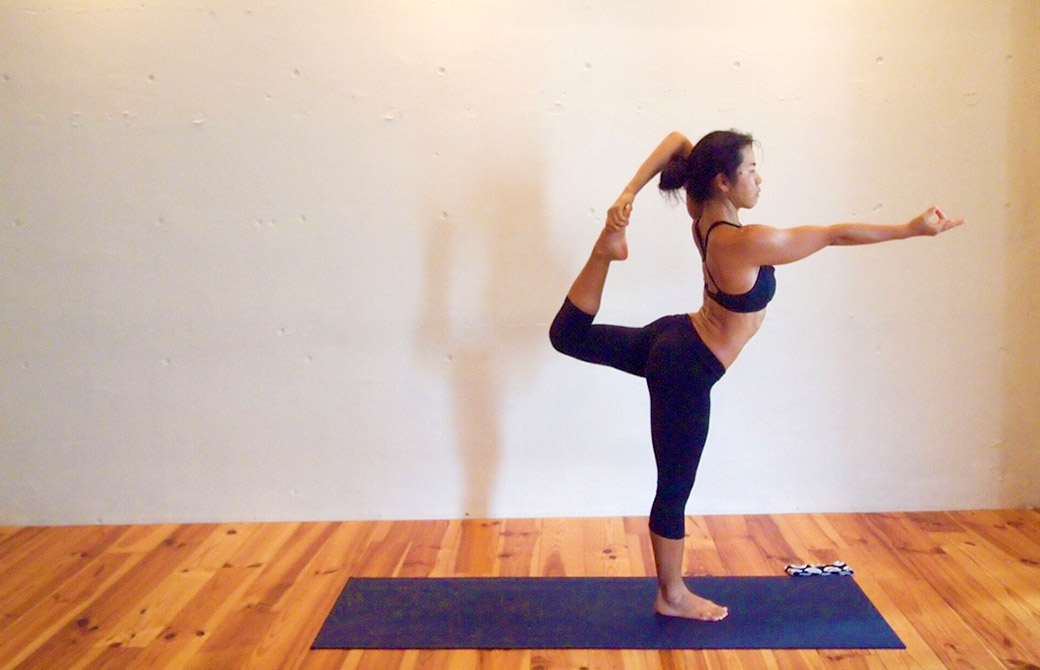 ヨーコ・フジワラがオハナスマイルヨガスタジオで練習をしている様子