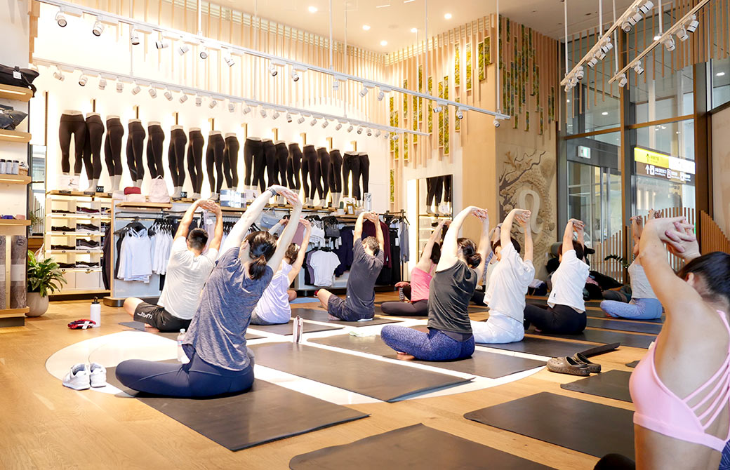 起きたばかりの体を呼吸と共にゆっくりとほぐしている様子