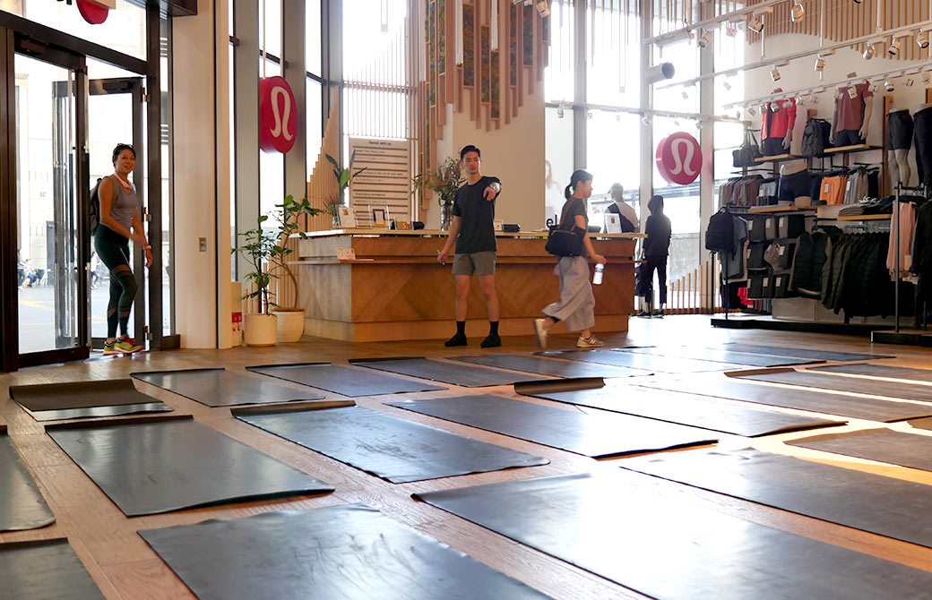 開店前のルルレモンルクア大阪店