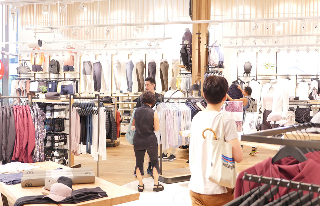 ヨガクラス終了後のルルレモン店内でショッピングをするゲストの皆さん