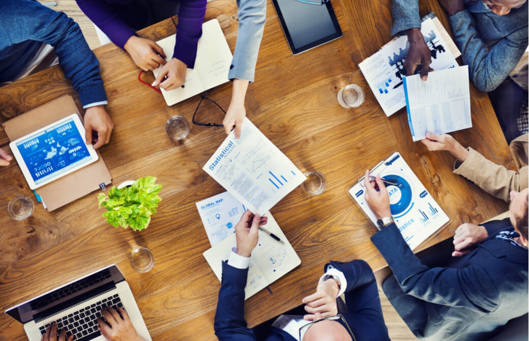 ヨガ指導者の資格発行を世界的に行っているため、ヨガを学ぶ人々への影響が大きくなっている