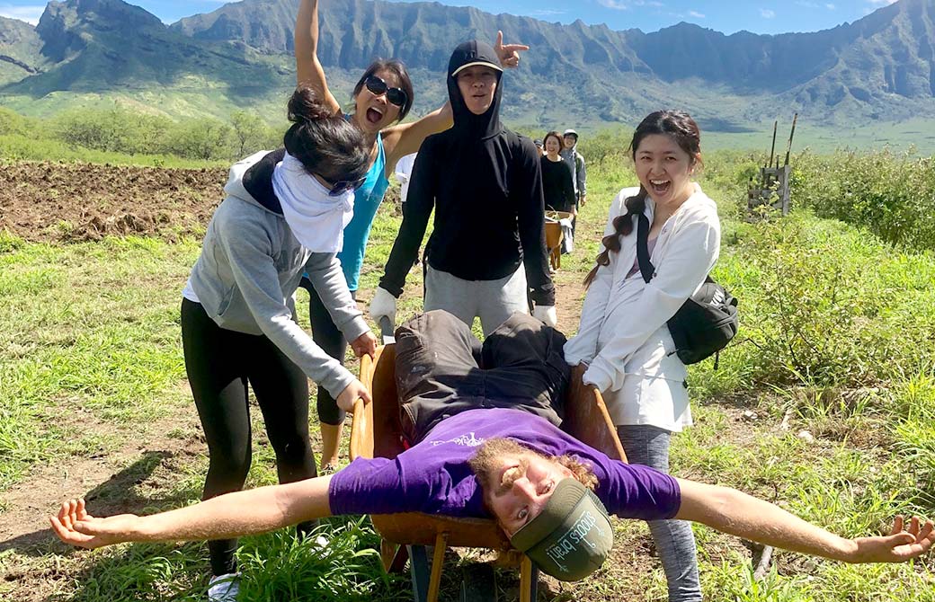 オーガニックファームでファーム体験をしている様子