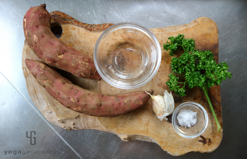 木製カットボードの上の材料