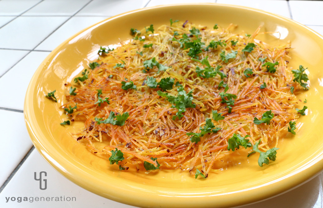 黄色い皿に盛りつけたパリパリ・クリスピー、サツマイモのガレット