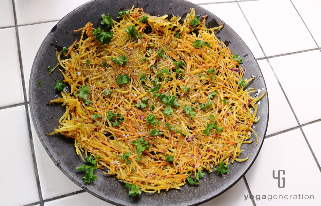 黒い皿に盛りつけたパリパリ・クリスピー、サツマイモのガレット