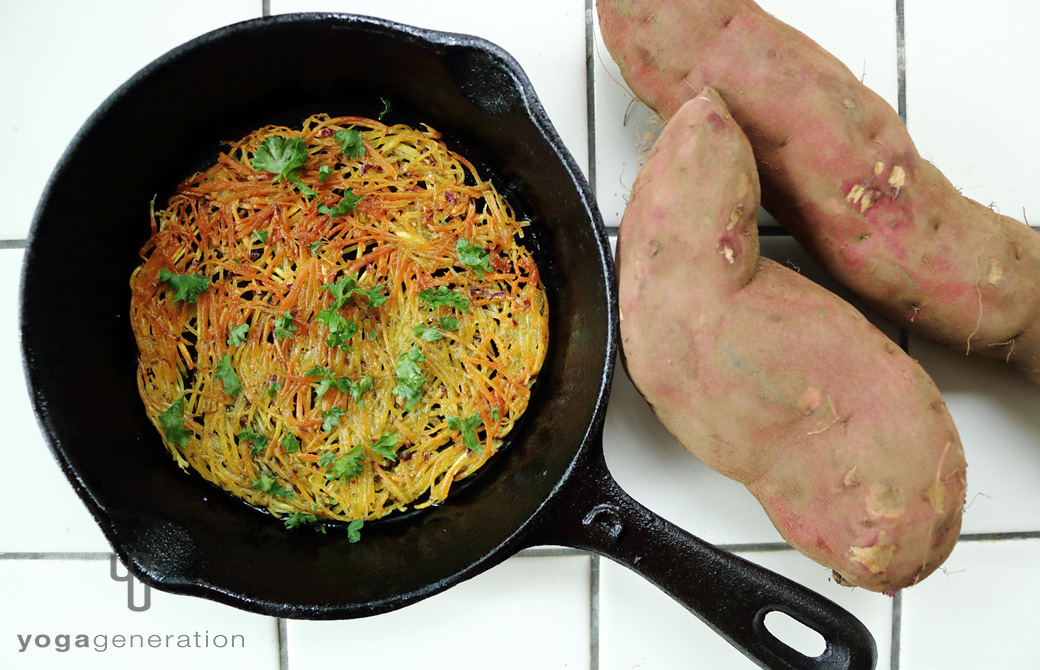 スキレットに盛りつけたパリパリ・クリスピー、サツマイモのガレット