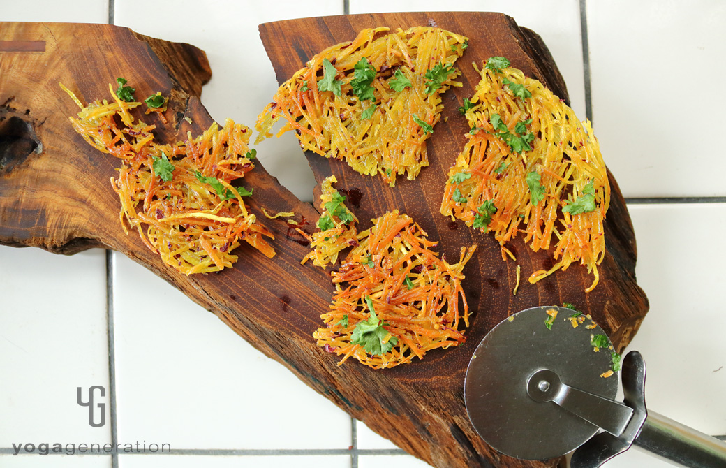 カッティングボードに盛りつけたパリパリ・クリスピー、サツマイモのガレット