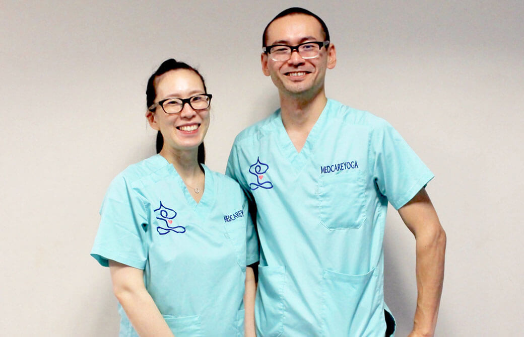 ヨガジェネの記事でもお馴染み、麻酔科専門医兼MEDCAREYOGA代表・中野陽子先生(左)と精神科医・中野輝基先生(右)