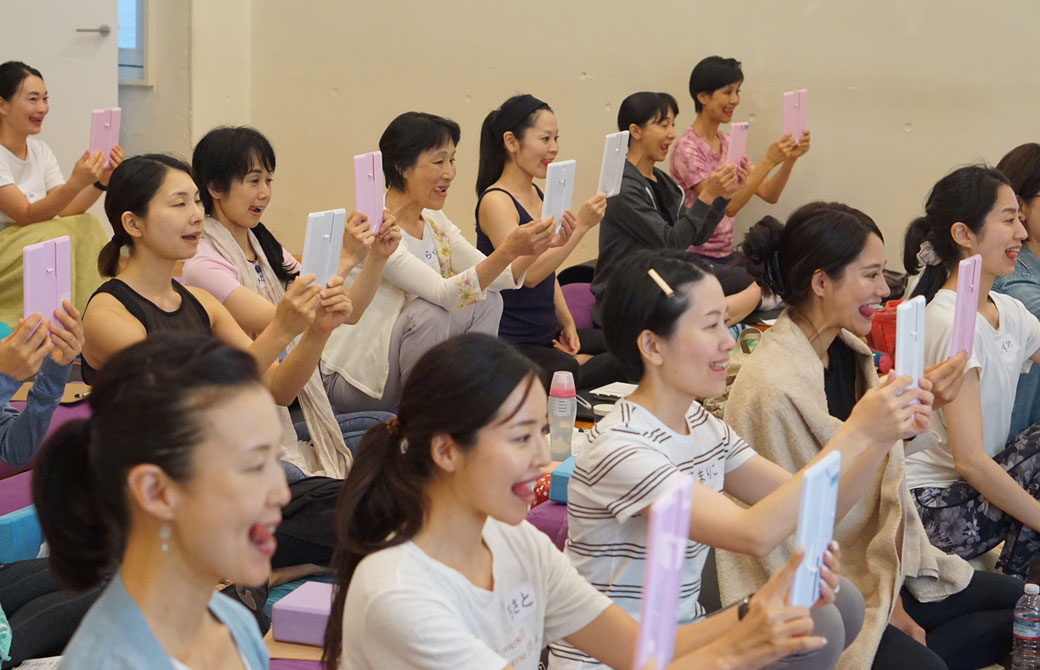 ハッピーヨガメソッドとも言われる「顔ヨガ」はヨガ初心者でも取得できる！