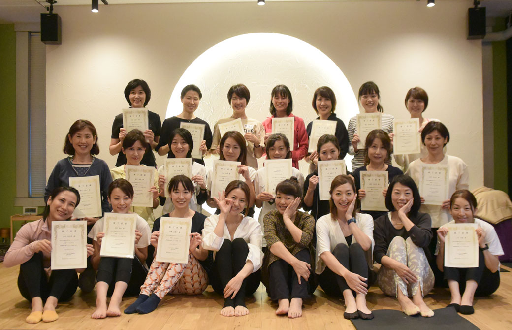 「顔ヨガ」の指導者養成講座の卒業生は1,000人以上