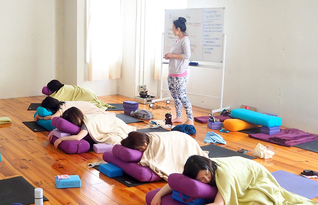 川原朋子先生のリストラティブヨガクラスの様子