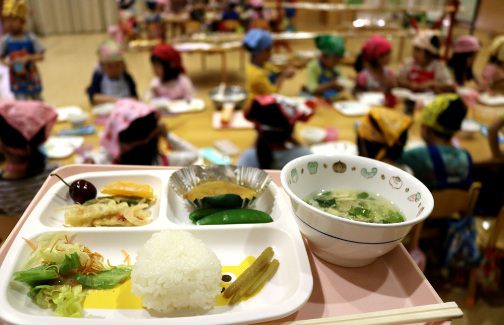 石川県はくい市が全国初の試みとして「完全オーガニックな学校給食」を提供したことが話題に。