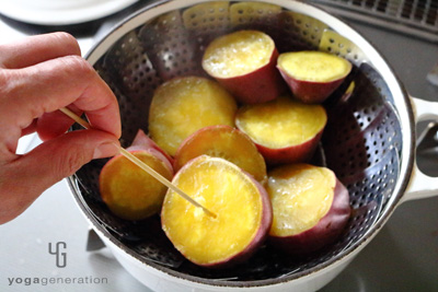 さつまいもを茹でて下ごしらえする