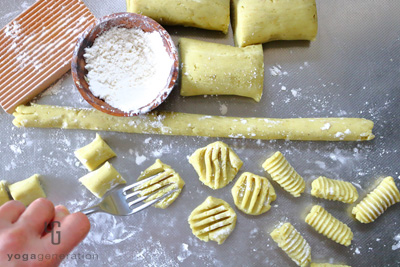 ニョッキをフォークで成形する