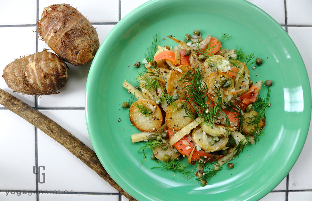 青みがかった緑色の皿に盛りつけた揚げゴボウと里芋、スモークサーモンのサラダ