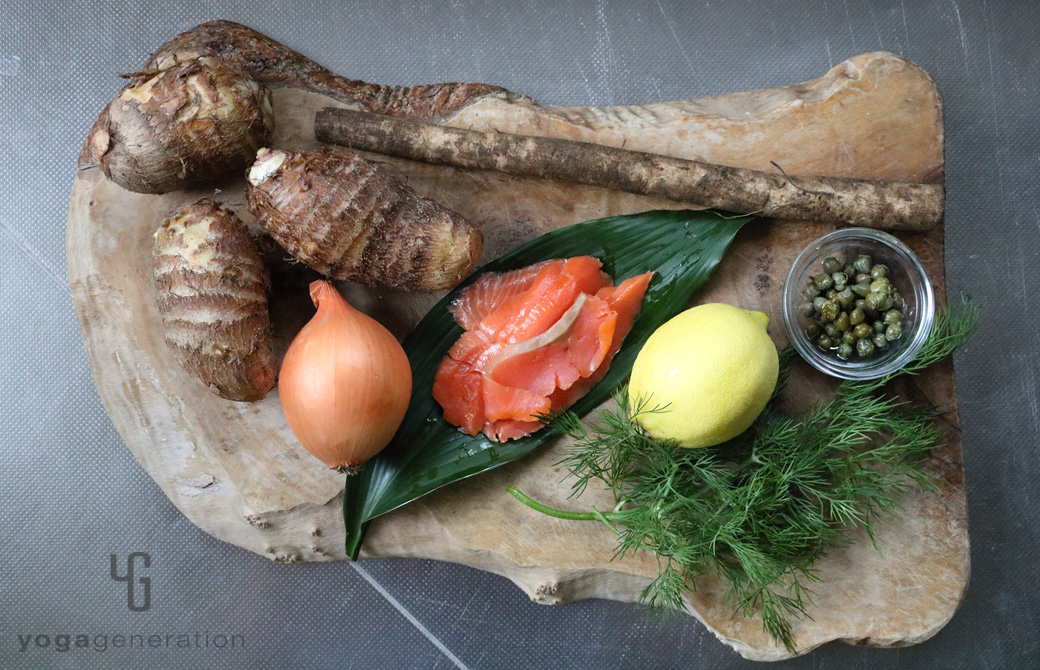 木製カットボードの上のスモークサーモンや里芋、ごぼうなどの材料