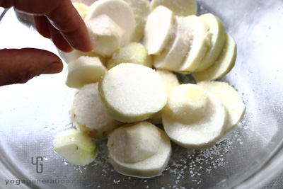 里芋を塩もみして下ごしらえ