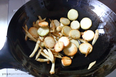 ごぼうと里芋に火を通す