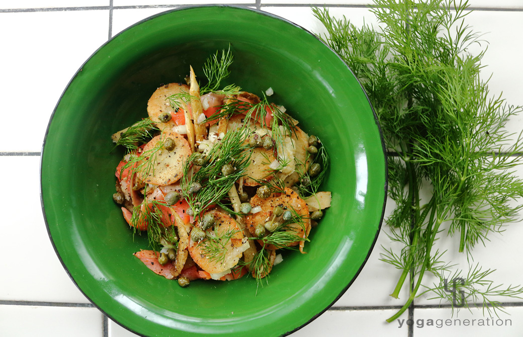 ディル色の皿に盛りつけた揚げゴボウと里芋、スモークサーモンのサラダ