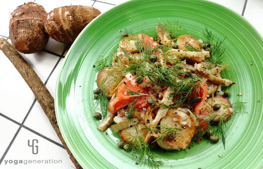 黄緑色の皿に盛りつけた揚げゴボウと里芋、スモークサーモンのサラダ