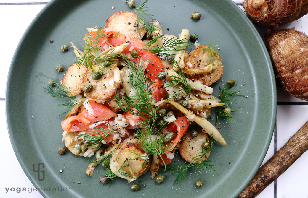 モスグリーン色の皿に盛りつけた揚げゴボウと里芋、スモークサーモンのサラダ